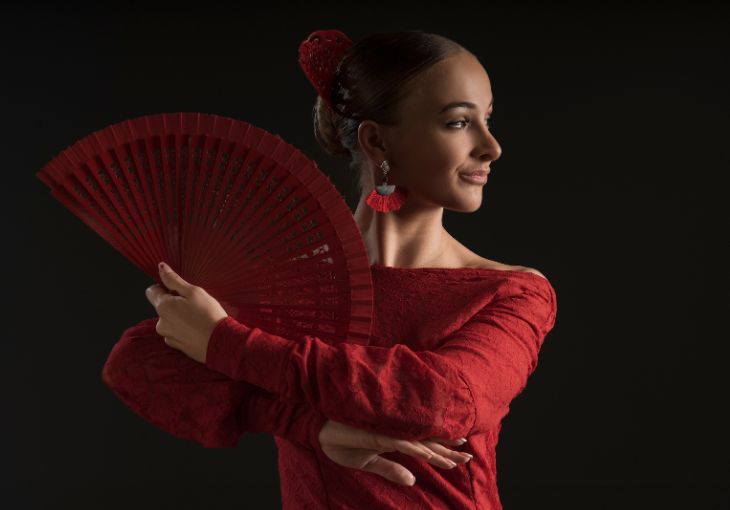 Imagen principal del artículo Cómo usar el abanico en el baile flamenco