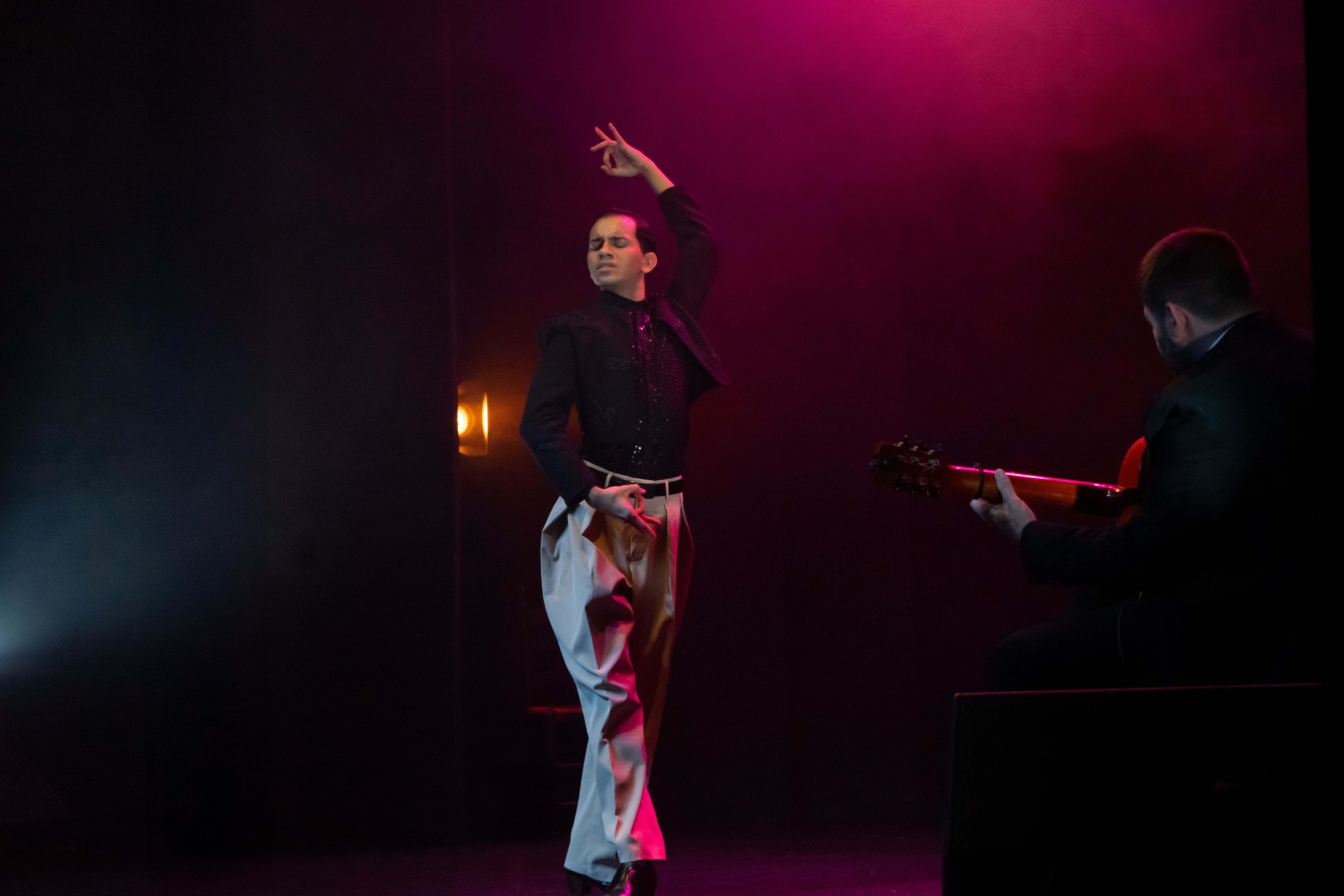 Imagen principal del artículo Teatro Flamenco Madrid celebra el Día de la Hispanidad con un especial flamenco de «Emociones» junto al bailaor argentino Carlos Rivero