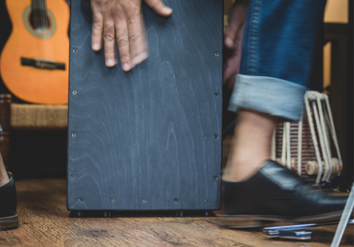 Imagen principal del artículo Todo sobre el cajón flamenco: un instrumento esencial del flamenco